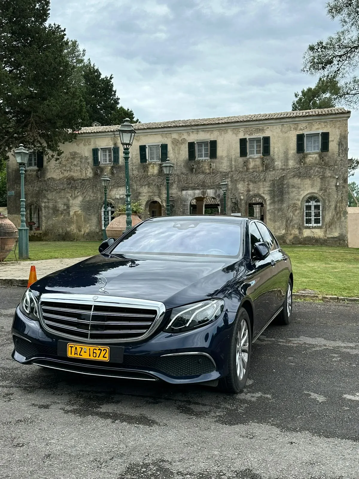 The E-Class in the courtyard of an old Corfiot country estate